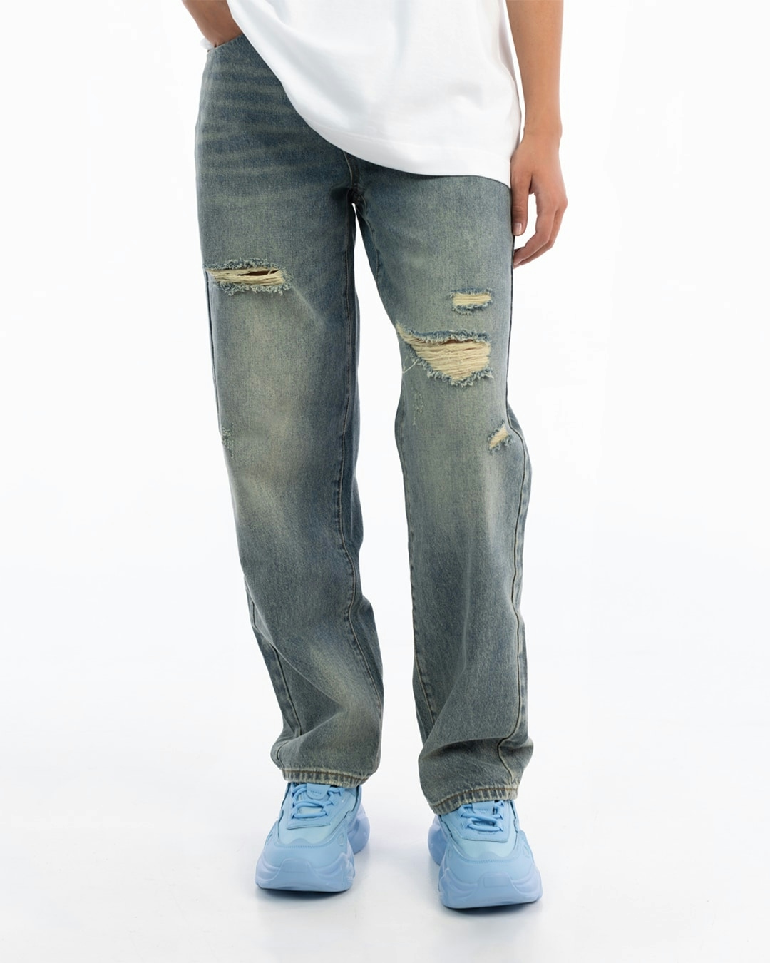 High rise relaxed jeans distressed